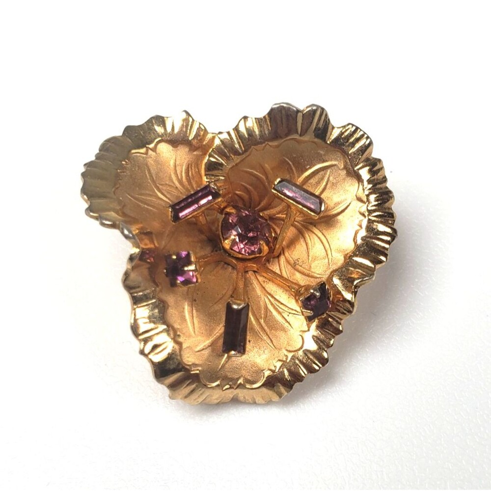 Vtg 1940s Purple Crystal Rhinestone 3-D Hibiscus Brushed Gold Tone Flower Brooch